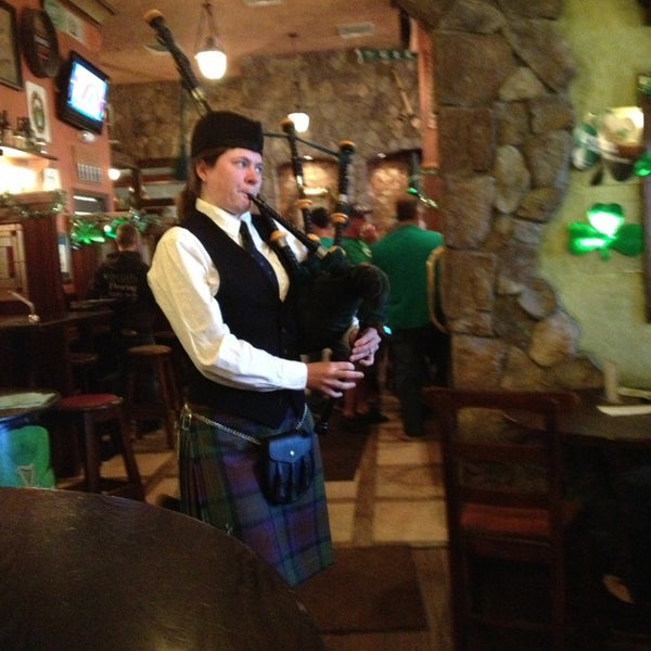 Снимок сделан в Killarney&#39;s Restaurant &amp; Irish Pub пользователем Jeneen S. 3/18/2013