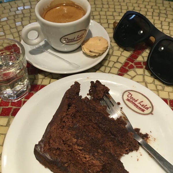 Belo bolo mousse de chocolate acompanhado de um bom cafe, uma combinação perfeita! Não tem erro... Obs: tem expresso cortesia no check-in!