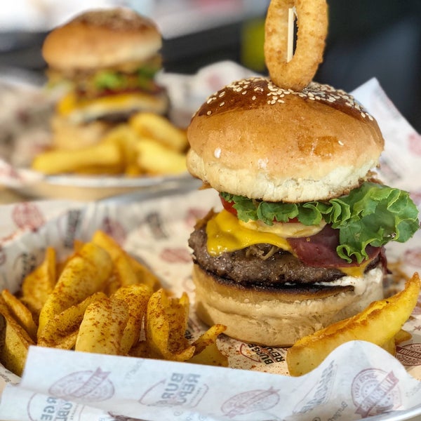 รูปภาพถ่ายที่ Burger Republic โดย kutlu o. เมื่อ 6/24/2018