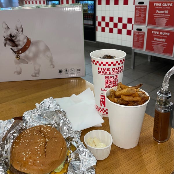 Photo taken at Five Guys by XM .. on 7/28/2022