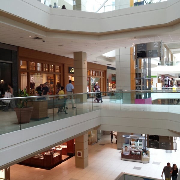 Das Foto wurde bei Bayshore Shopping Centre von Ross B. am 7/20/2014 aufgenommen