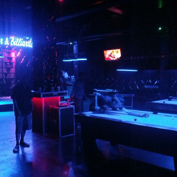 รูปภาพถ่ายที่ Triple B Backstage Bar &amp; Billiards โดย Jerry P. เมื่อ 6/22/2013