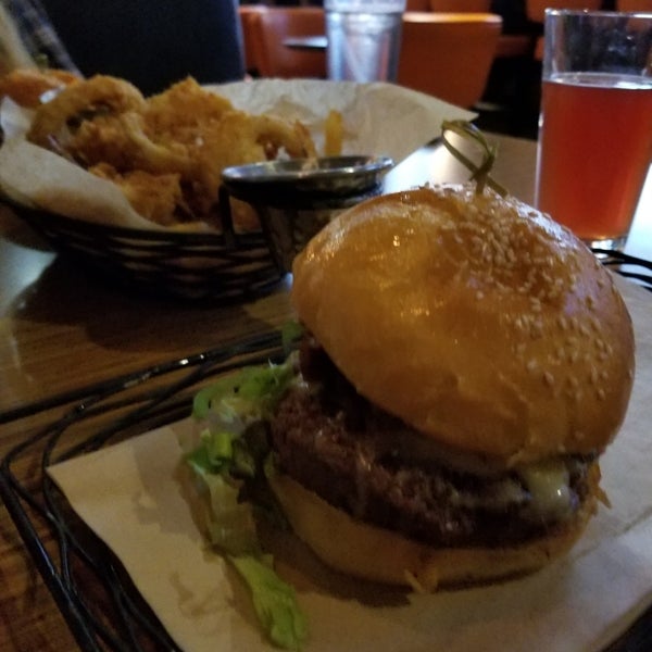 10/30/2018 tarihinde Andrew P.ziyaretçi tarafından 5280 Burger Bar'de çekilen fotoğraf