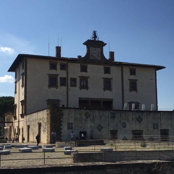 รูปภาพถ่ายที่ Forte di Belvedere โดย Daniella C. เมื่อ 9/26/2017