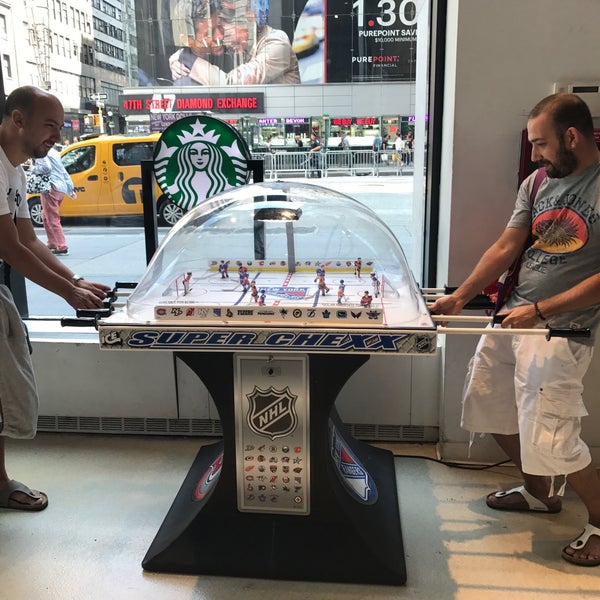 Foto tomada en NHL Store NYC  por Esra Y. el 8/26/2017