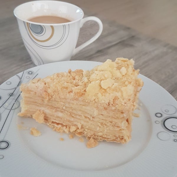 Das Foto wurde bei Loccake Cafe &amp; Cakes Rus Pastaları von Tatiana K. am 4/29/2018 aufgenommen