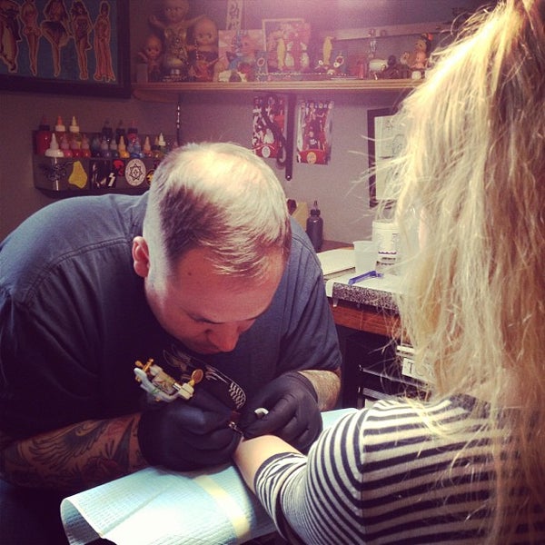 4/23/2013 tarihinde Romain P.ziyaretçi tarafından Three Kings Tattoo Parlor'de çekilen fotoğraf