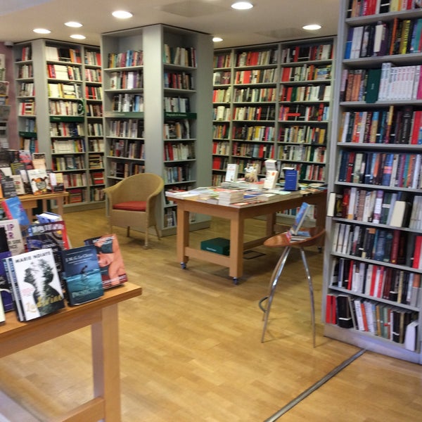 Foto tirada no(a) London Review Bookshop por Jam O. em 4/17/2016