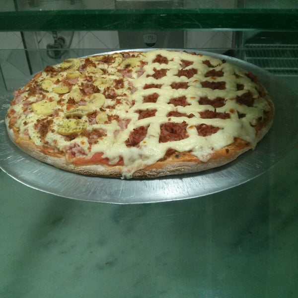 Photo taken at Vitrine da Pizza - Pizza em Pedaços by Livia V. on 7/24/2013