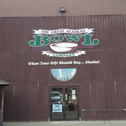 Снимок сделан в The Great Alaskan Bowl Company пользователем Sandi M. 10/13/2012