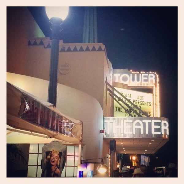 Foto tirada no(a) Tower Theater por Edgar P. em 7/26/2014