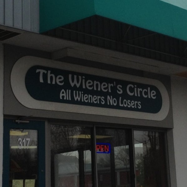 Foto tirada no(a) The Wiener&#39;s Circle por Luis d. em 2/13/2013