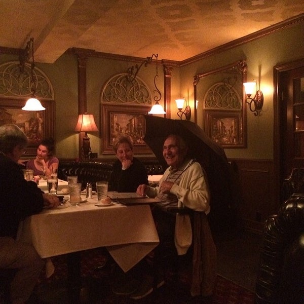Das Foto wurde bei Valley Inn Restaurant &amp; Bar von Richard H. am 3/1/2014 aufgenommen
