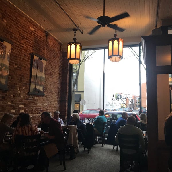 4/28/2018 tarihinde Gregory G.ziyaretçi tarafından JoJo&#39;s Restaurant &amp; Tap House'de çekilen fotoğraf