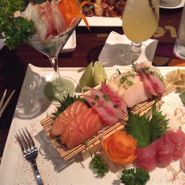 4/8/2015 tarihinde Susan M.ziyaretçi tarafından Four Leaves Asian Restaurant'de çekilen fotoğraf