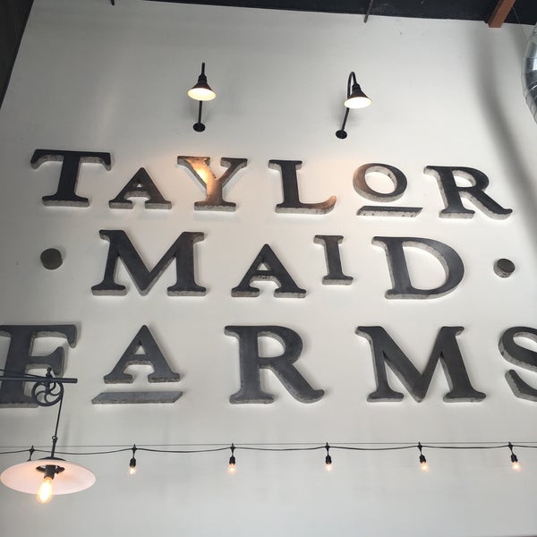 Foto tirada no(a) Taylor Maid Farms Organic Coffee por Rachelle C. em 6/12/2016