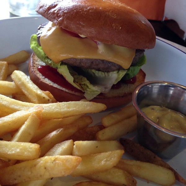 รูปภาพถ่ายที่ Otto&#39;s Burger โดย rod s. เมื่อ 4/6/2014