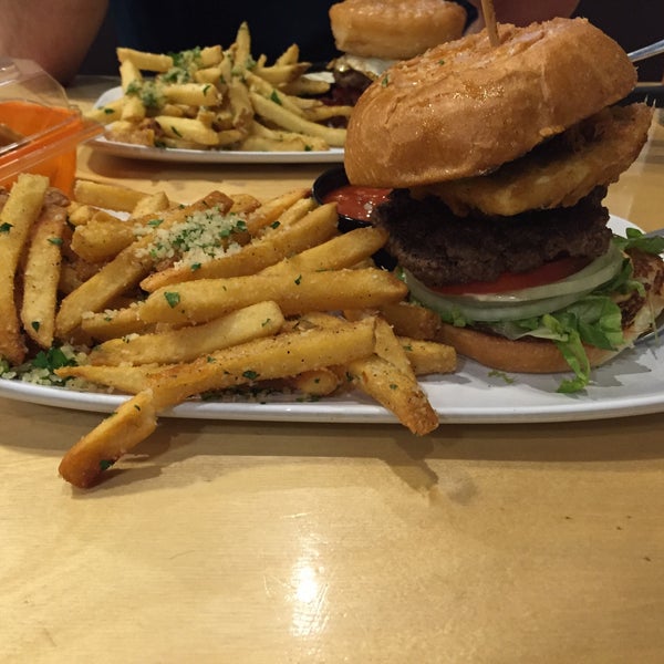 รูปภาพถ่ายที่ Crave Real Burgers โดย Shelby เมื่อ 12/28/2014
