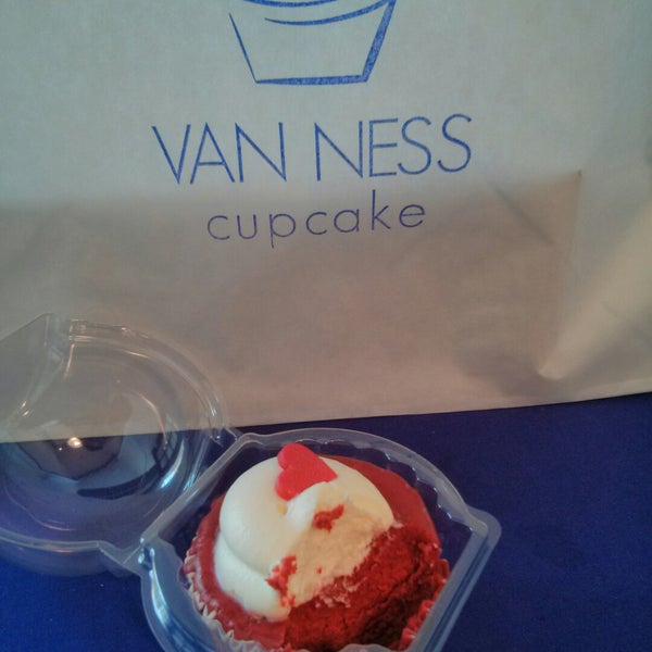 Foto scattata a Van Ness Cupcake da Kimberley D. il 11/29/2014