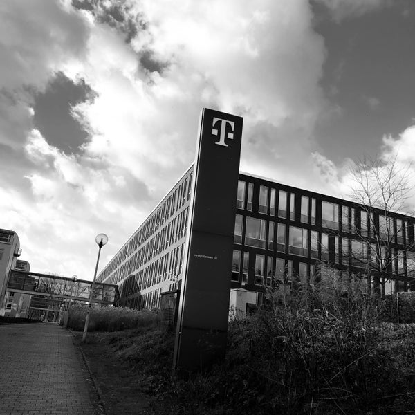 Foto tirada no(a) Deutsche Telekom Campus por -=XaB=- em 1/18/2018