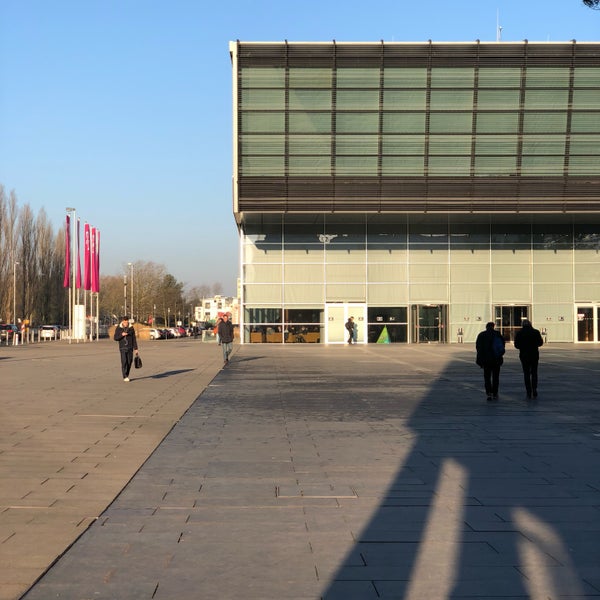 Foto tirada no(a) Deutsche Telekom Campus por -=XaB=- em 2/22/2018