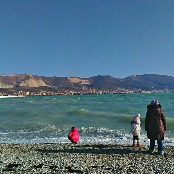 Памятник медведям на камчатке. Памятник медведю елизово камчатка. Море начинается здесь. Море начинается здесь. Петропавловск-камчатский памятник здесь начинается россия.