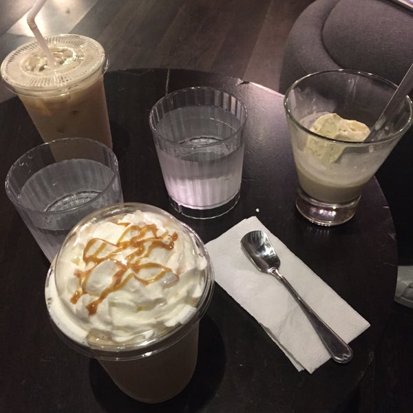 Foto scattata a Afters Espresso &amp; Desserts da erine l. il 12/13/2015