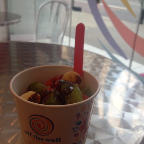 Photo taken at Off The Wall Frozen Yogurt by Stephan A. on 8/11/2013