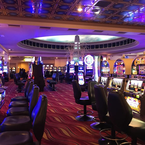 Foto diambil di Bally&#39;s Dover Casino Resort oleh C M. pada 8/11/2017