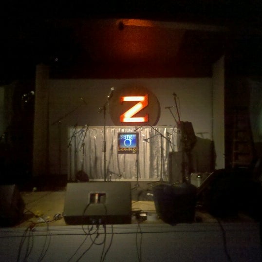 Das Foto wurde bei Below Zero Lounge von John T. am 9/27/2012 aufgenommen