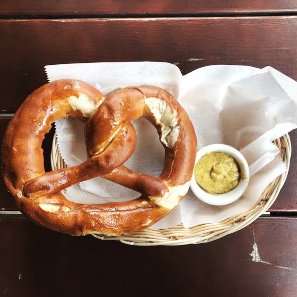 Legit Bavarian pretzels from Bavaria. Outside seating. Fútbol on TV. Great people. And DOG FRIENDLY!!!
