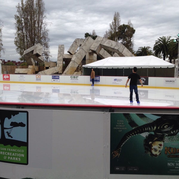 Foto diambil di The Holiday Ice Rink at Embarcadero Center oleh Liza F. pada 12/11/2014