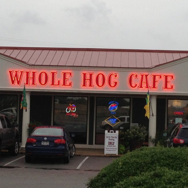 7/26/2013 tarihinde Dianne H.ziyaretçi tarafından Whole Hog Cafe North Little Rock &amp; Catering'de çekilen fotoğraf