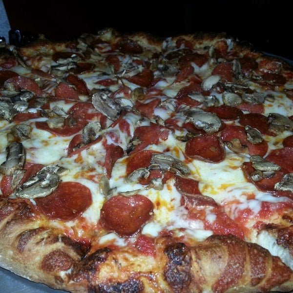 Снимок сделан в Caliente Pizza &amp; Drafthouse пользователем Frank K. 4/26/2013
