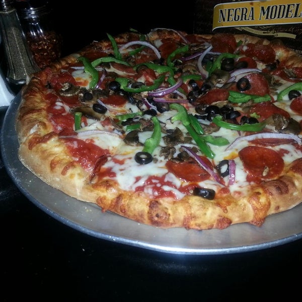 รูปภาพถ่ายที่ Caliente Pizza &amp; Drafthouse โดย Frank K. เมื่อ 6/9/2013