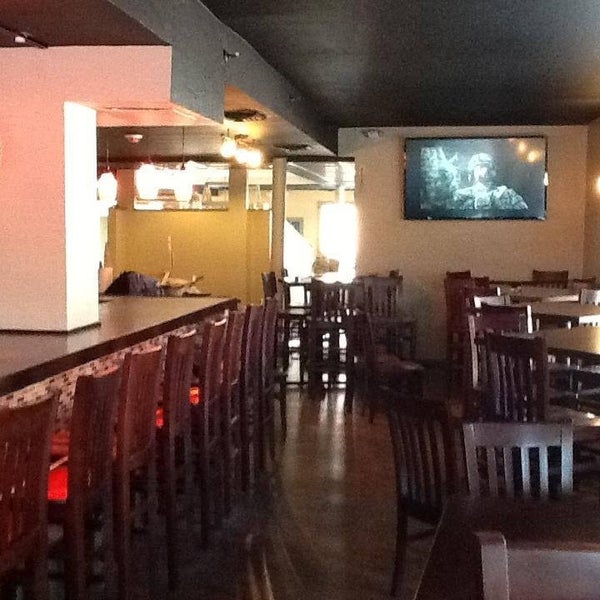 Foto scattata a Longboards Restaurant &amp; Bar da Justin M. il 7/31/2013