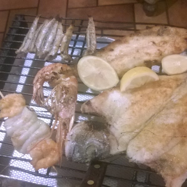 Frittura mista, grigliata di pesce spettacolare e mezzo di frizzantino sfuso... ora posso anche morire felice :-)