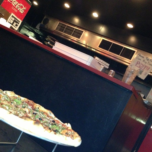 4/7/2013 tarihinde Vertino Y.ziyaretçi tarafından Two Fisted Mario&#39;s Pizza'de çekilen fotoğraf
