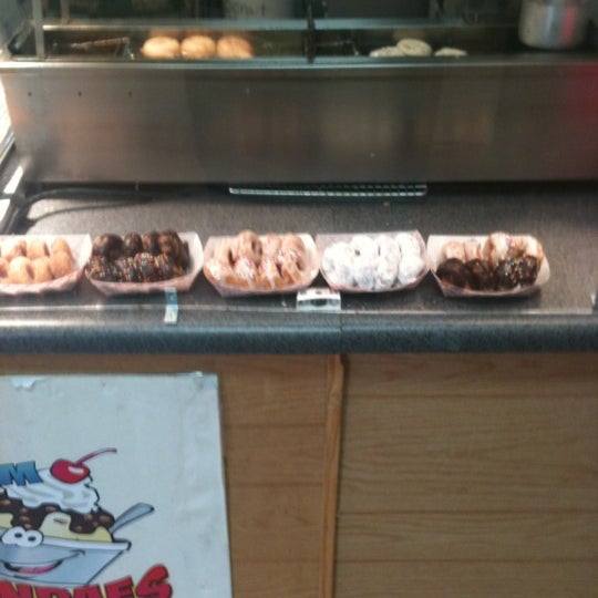 รูปภาพถ่ายที่ Danny&#39;s Mini Donuts โดย Oz H. เมื่อ 12/4/2012