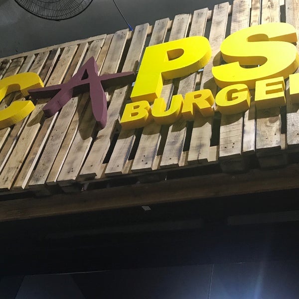 Photo prise au Caps Burger Pozcu par kullanılmıyor le7/5/2017