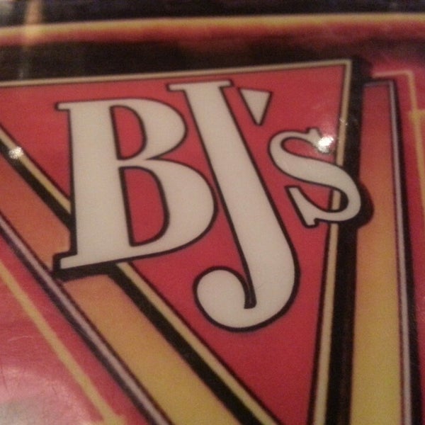 Photo taken at BJ&#39;s Restaurant &amp; Brewhouse by Robert M. on 3/9/2013