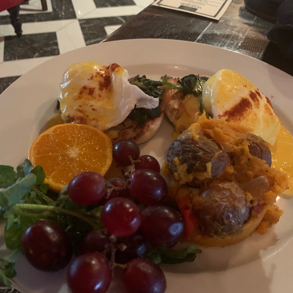 Delicious food, beautiful ambiance  and a bottomless brunch! Great for special occasions. Had the Eggs Benedict with smoked salmon and sangria and it was delicious!