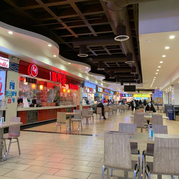 รูปภาพถ่ายที่ New World Mall Food Court โดย Jessica L. เมื่อ 2/13/2021