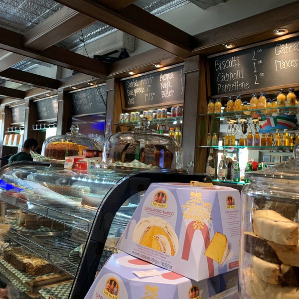 Foto diambil di Café Olimpico oleh Jessica L. pada 11/30/2019