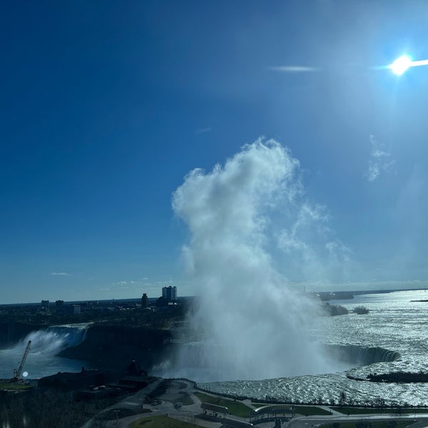 รูปภาพถ่ายที่ Niagara Falls Marriott on the Falls โดย Jessica L. เมื่อ 4/22/2022