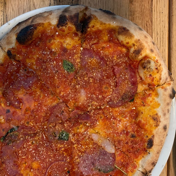 10/12/2019 tarihinde Nicholas K.ziyaretçi tarafından Fireflour Pizza + Coffee Bar'de çekilen fotoğraf