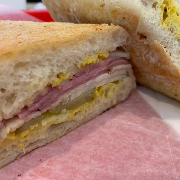 Das Foto wurde bei Ham&#39;s Sandwich Shop von Nicholas K. am 9/5/2019 aufgenommen