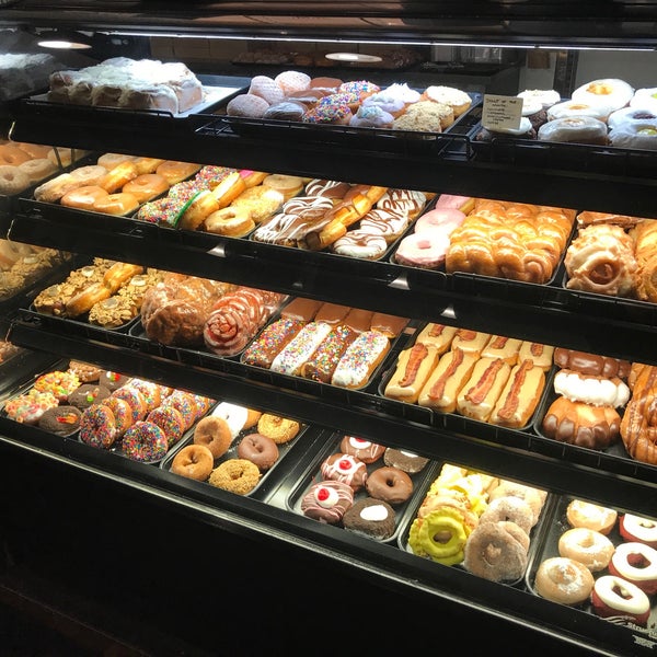Foto scattata a YoYo Donuts &amp; Coffee Bar da Nicholas K. il 1/4/2019