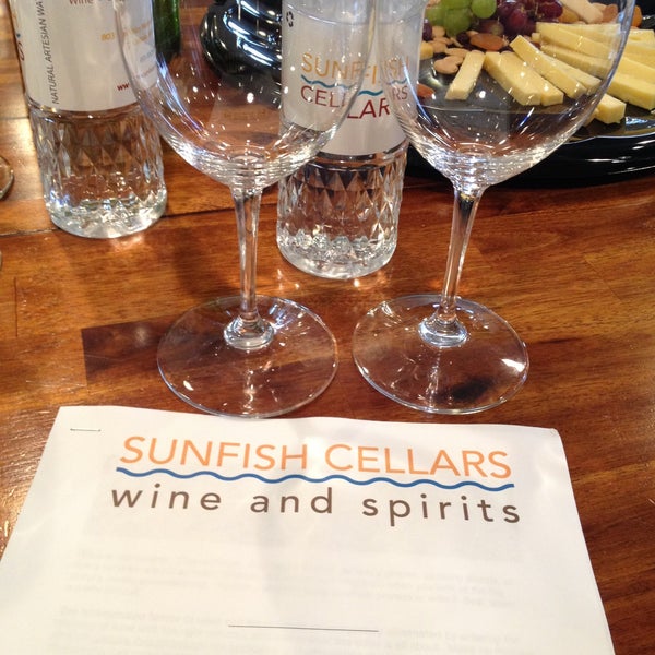 5/9/2013에 Nicholas K.님이 Sunfish Cellars Wine &amp; Spirits에서 찍은 사진