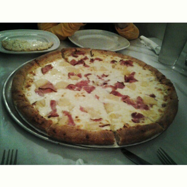 Das Foto wurde bei Chris&#39; Pizza von Esther K. am 2/4/2013 aufgenommen